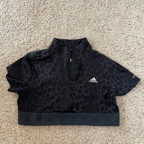 This light weight crop top is the perfect addition to your workout wardrobe! - Picture 1 of 4